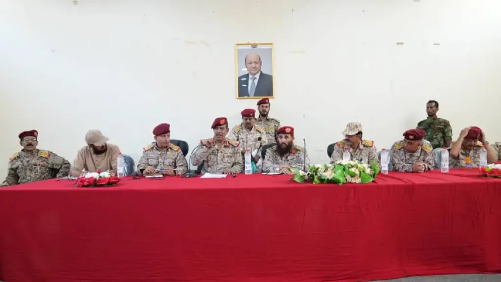 شاهد كيف تمت عملية الاستلام والتسليم لقيادة المنطقة العسكري الرابعة في عدن بين حمدي شكري وفضل حسن
